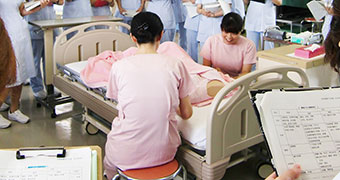 母性看護学方法論：臨地実習指導者によるデモンストレーション