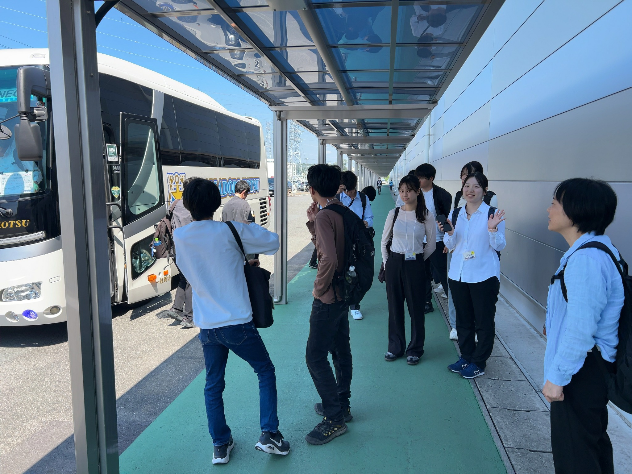 福島第一原子力発電所の視察へ向かう参加者