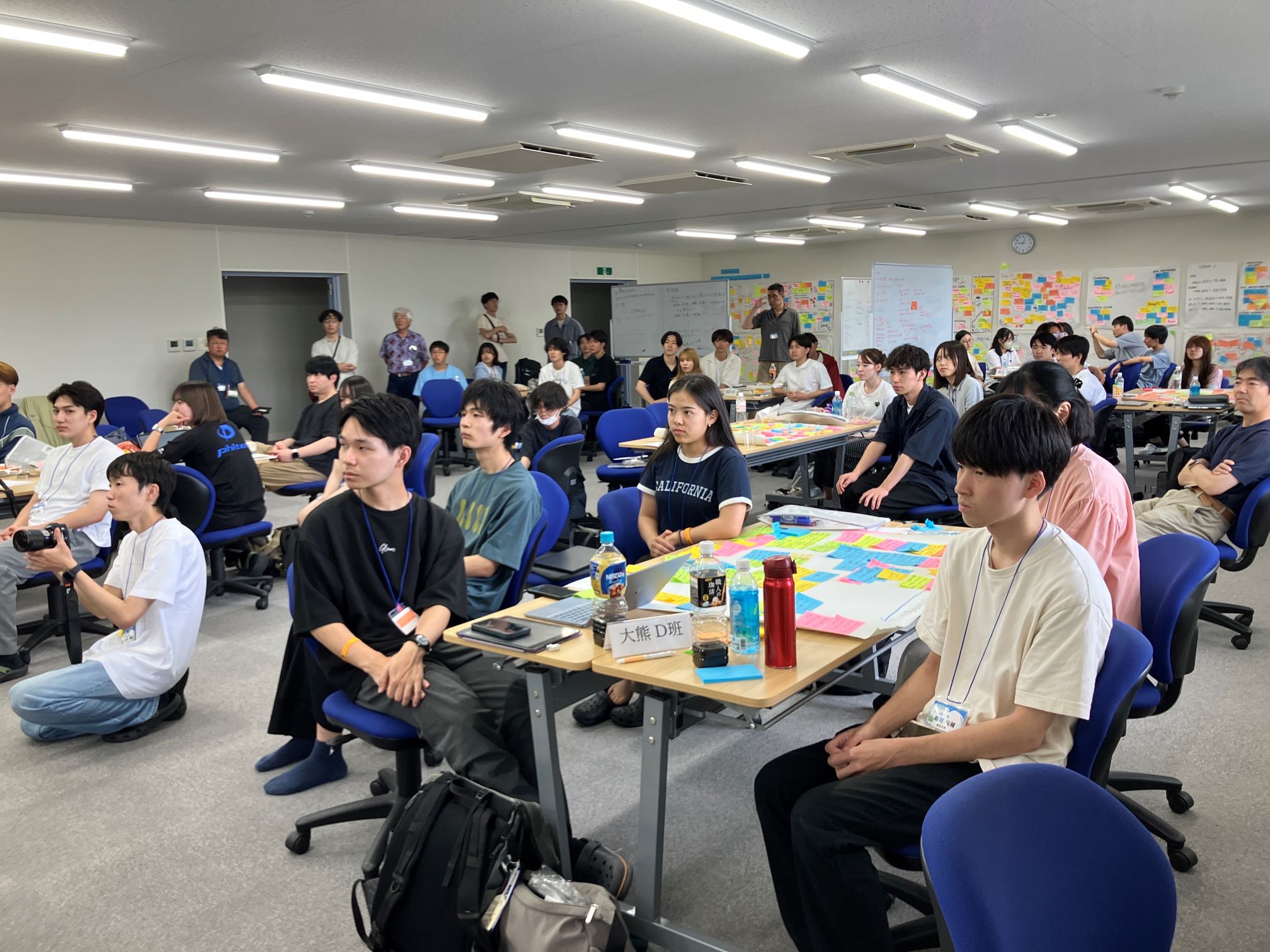 研修参加者が各班の学びを共有する様子