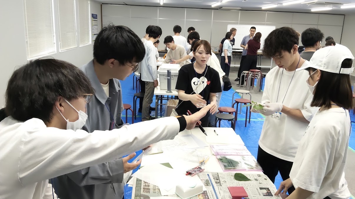 採取した試料の測定準備を行う学生