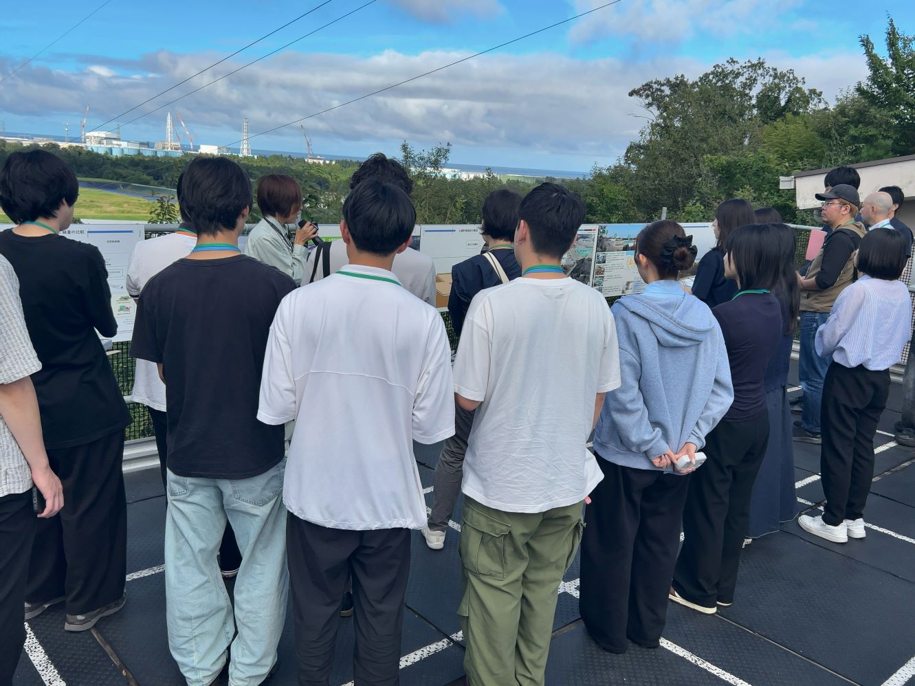 福島第一原子力発電所を望みながら説明を聞く参加者