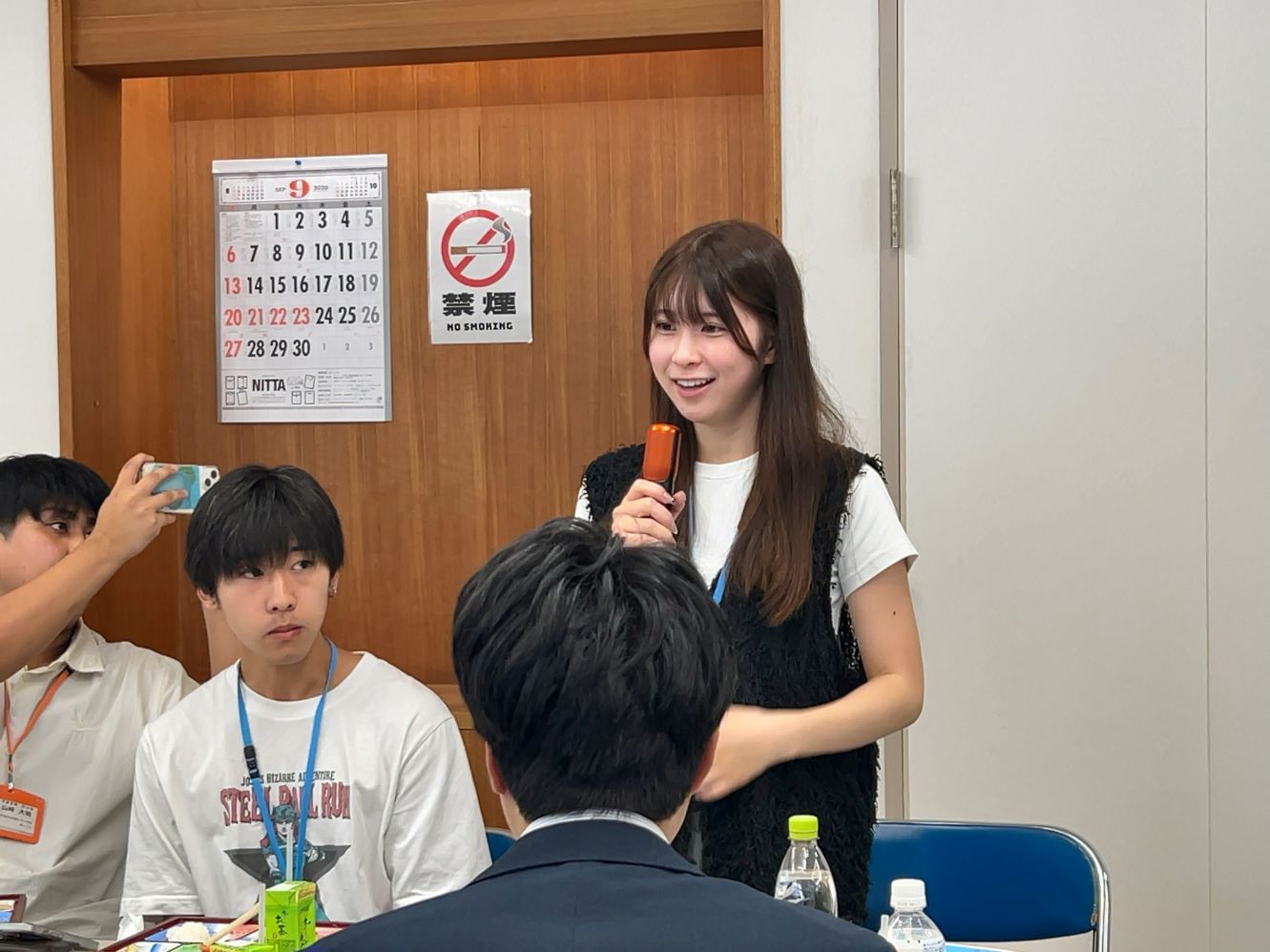 参加者がマイクを持って意見を発表する様子