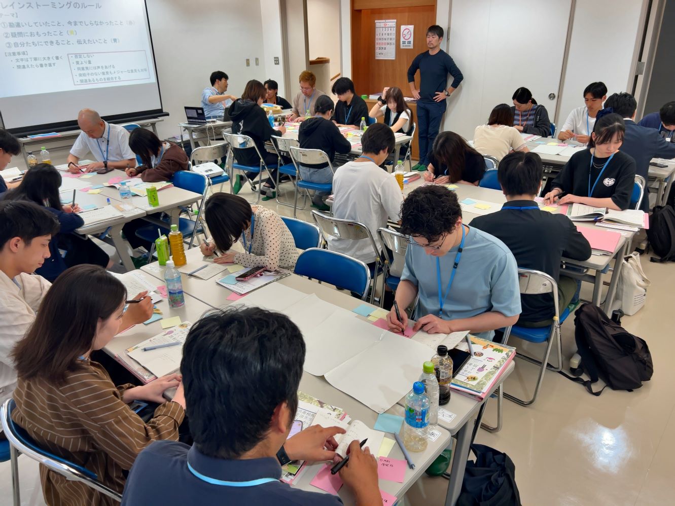 参加者が付箋を使って考えをまとめるワークショップ