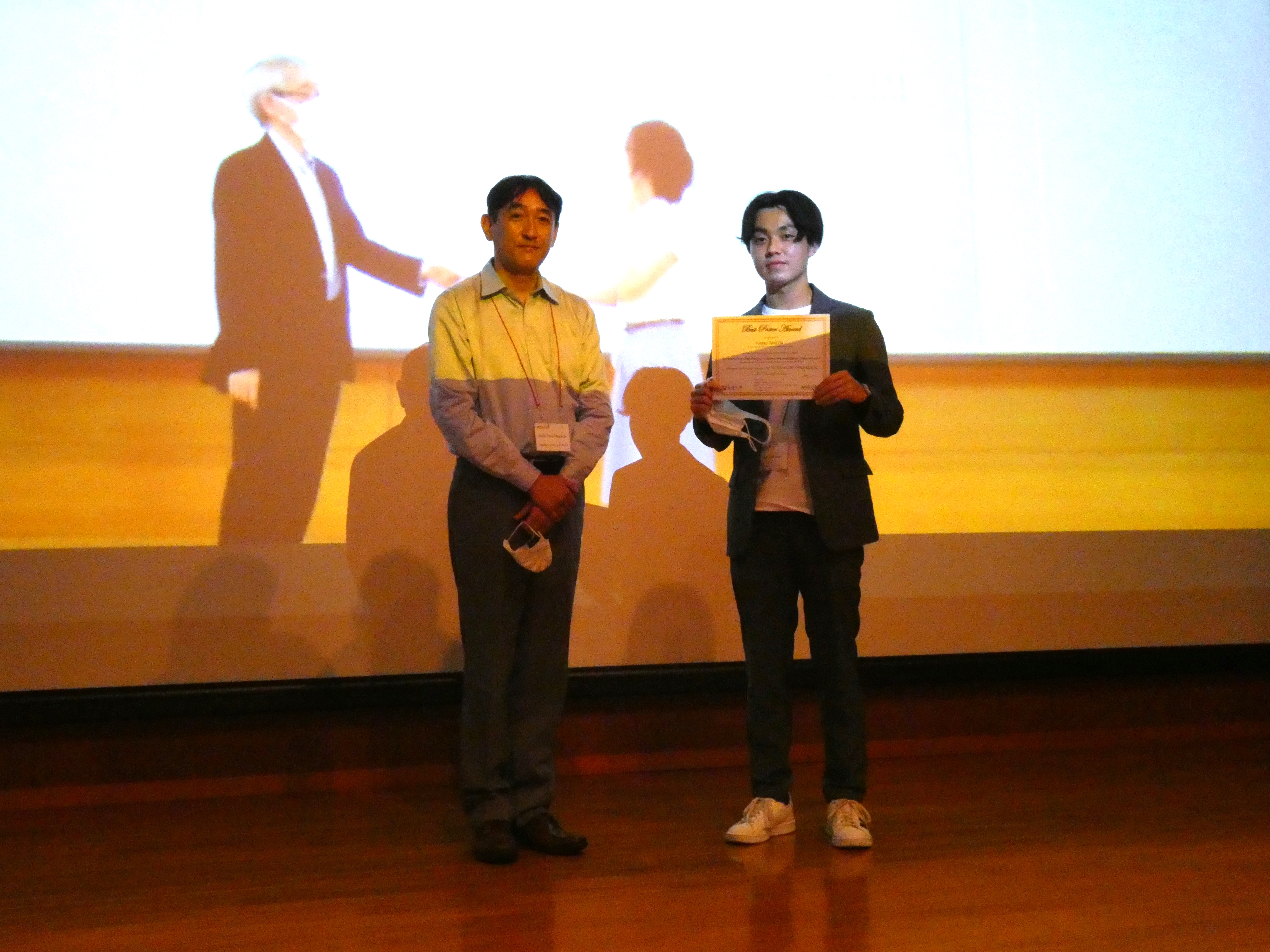 賞状授与の様子。吉川先生（左）と竹田穣さん（右）