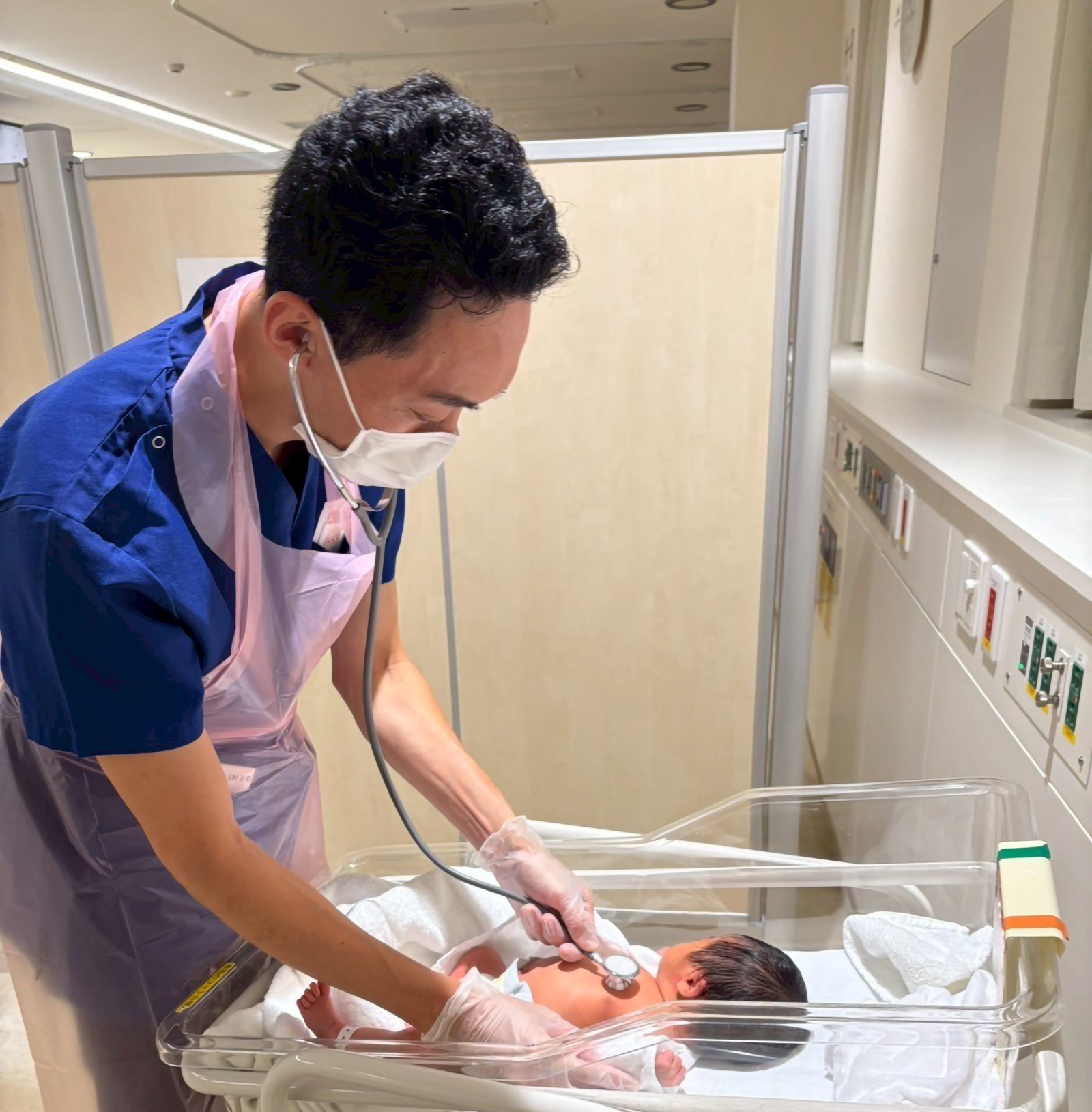 新生児病棟での新生児診察